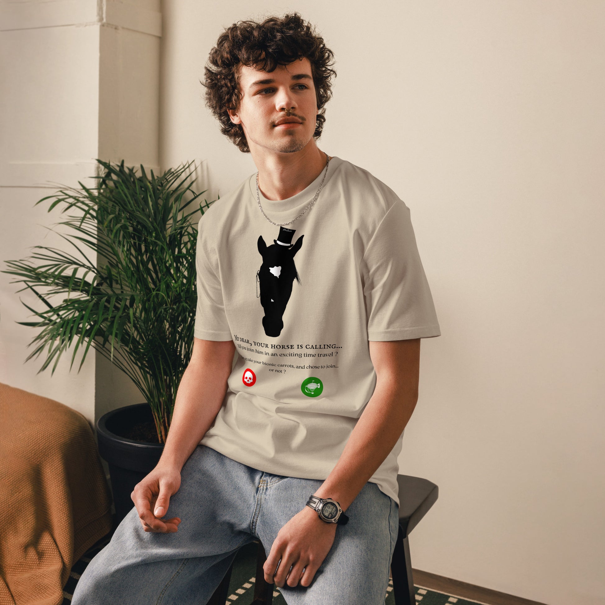 Homme assis portant un t-shirt beige avec un motif de cheval noir et un message humoristique sur le thème du voyage dans le temps