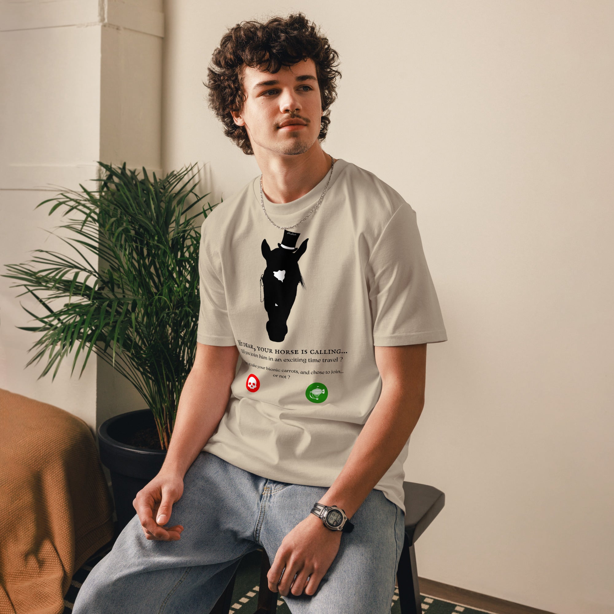 Homme assis portant un t-shirt beige avec un motif de cheval noir et un message humoristique sur le thème du voyage dans le temps
