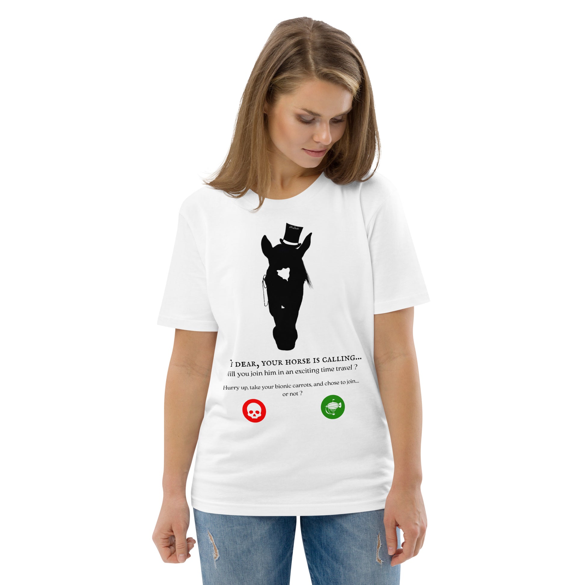 Vue de face d'une femme portant un t-shirt blanc avec un cheval stylisé et un message humoristique sur le thème du voyage dans le temps