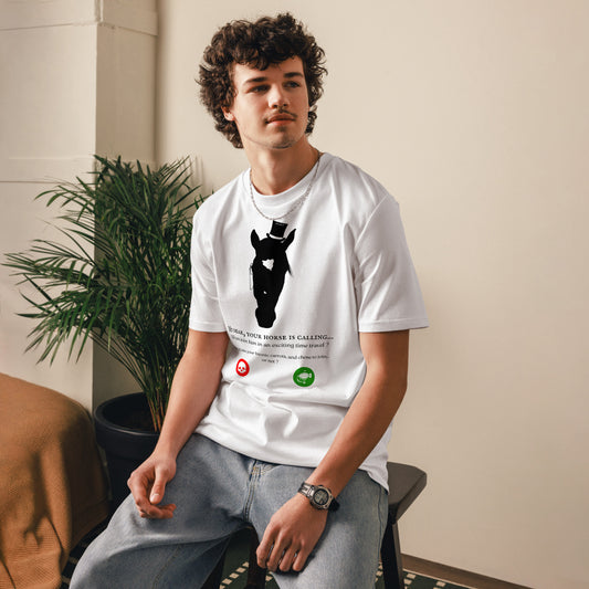 Homme assis portant un t-shirt blanc avec un motif de cheval noir et un message humoristique sur le thème du voyage dans le temps