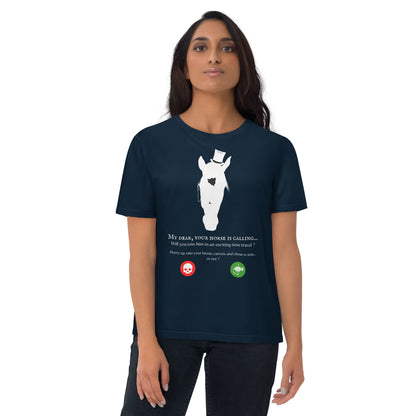 Vue de face d'une femme portant un t-shirt bleu avec un cheval stylisé et un message humoristique sur le thème du voyage dans le temps