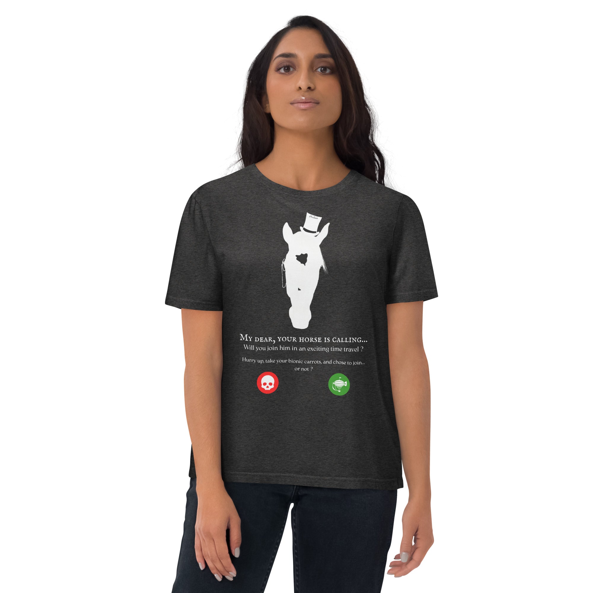 Vue de face d'une femme portant un t-shirt gris chine avec un cheval stylisé et un message humoristique sur le thème du voyage dans le temps