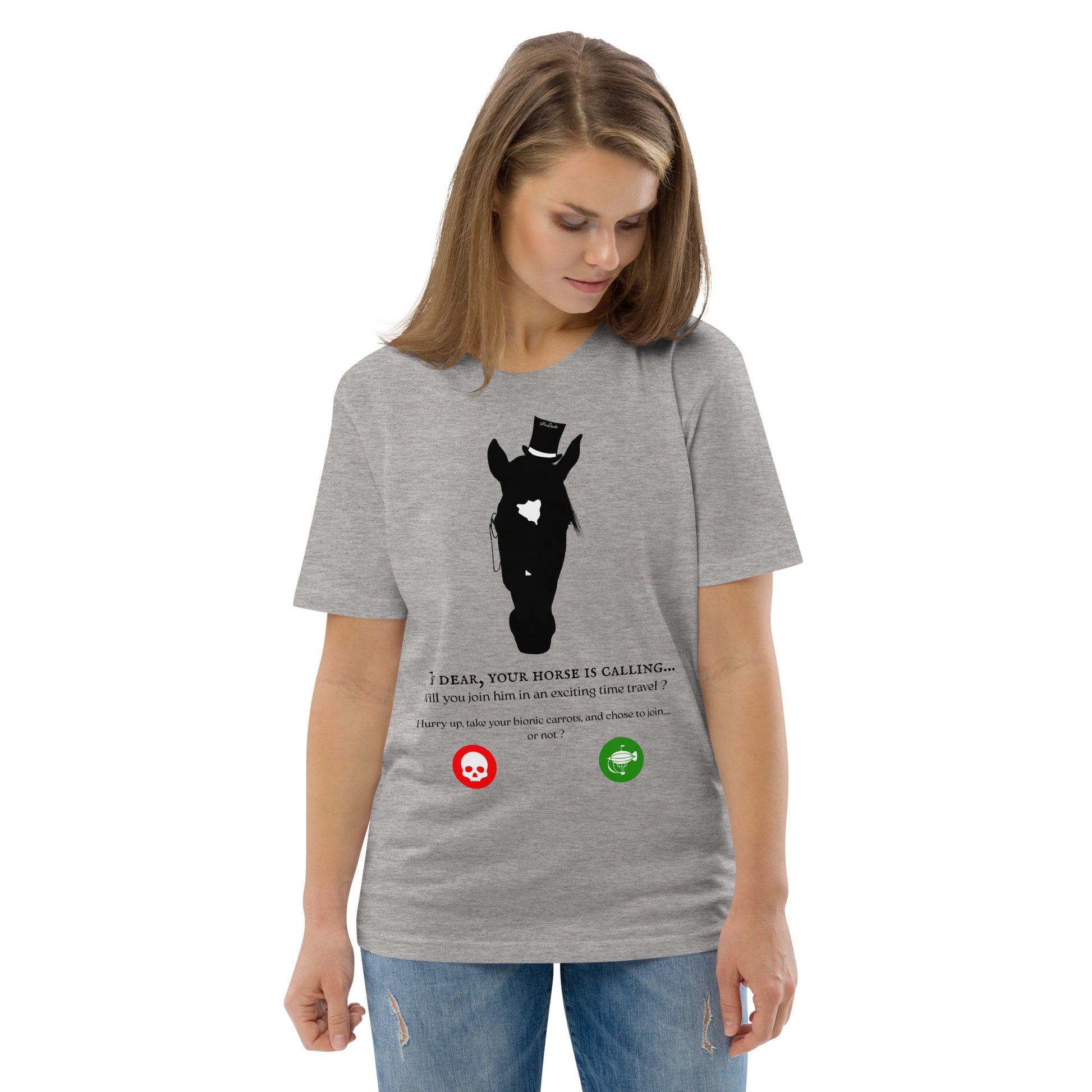 Vue de face d'une femme portant un t-shirt gris clair avec un cheval stylisé et un message humoristique sur le thème du voyage dans le temps