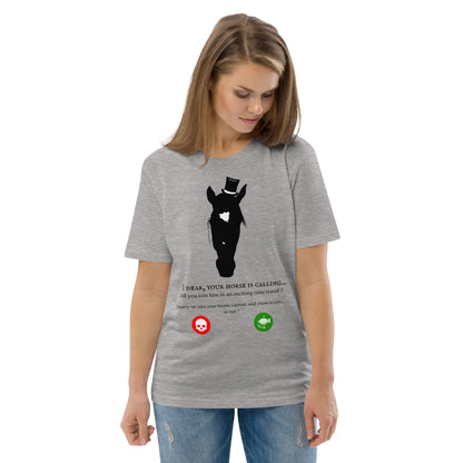 Vue de face d'une femme portant un t-shirt gris clair avec un cheval stylisé et un message humoristique sur le thème du voyage dans le temps