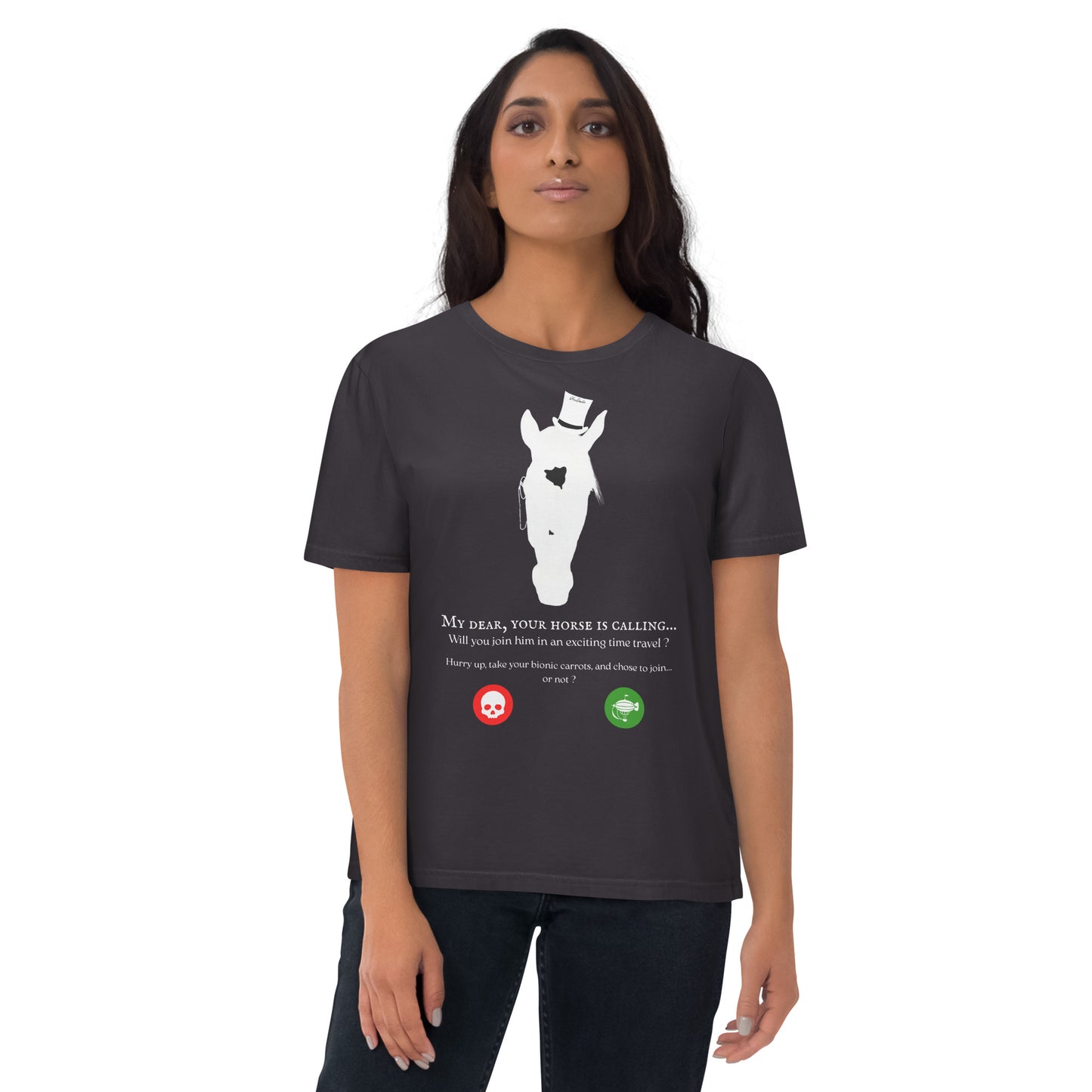 Vue de face d'une femme portant un t-shirt gris avec un cheval stylisé et un message humoristique sur le thème du voyage dans le temps