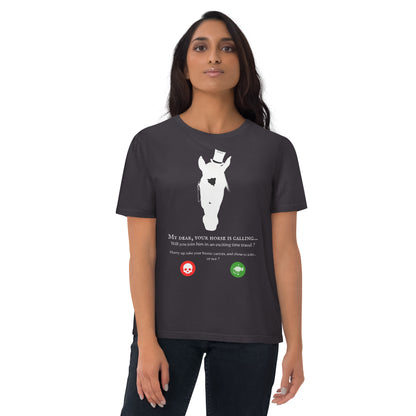 Vue de face d'une femme portant un t-shirt gris avec un cheval stylisé et un message humoristique sur le thème du voyage dans le temps