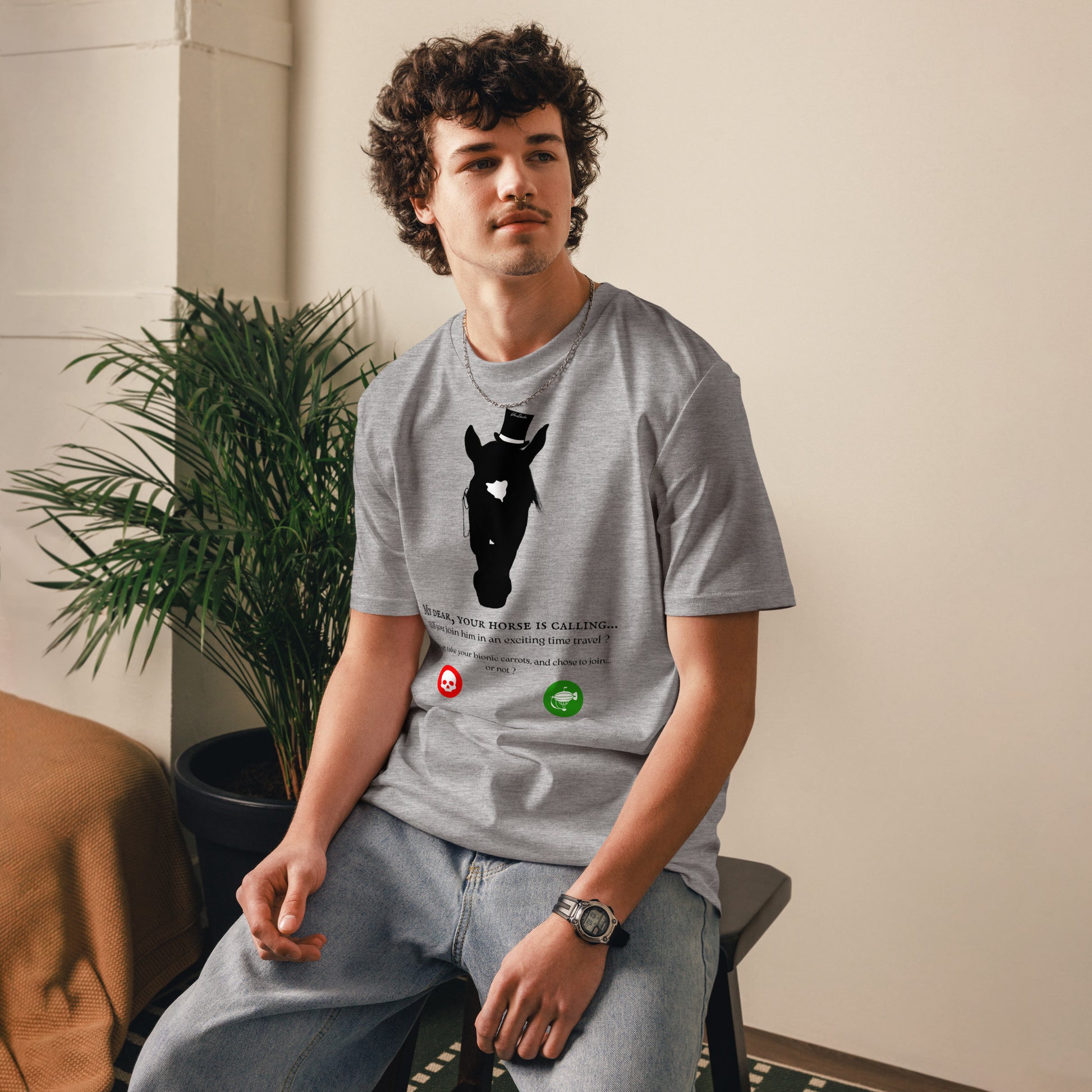 Homme assis portant un t-shirt gris avec un motif de cheval noir et un message humoristique sur le thème du voyage dans le temps