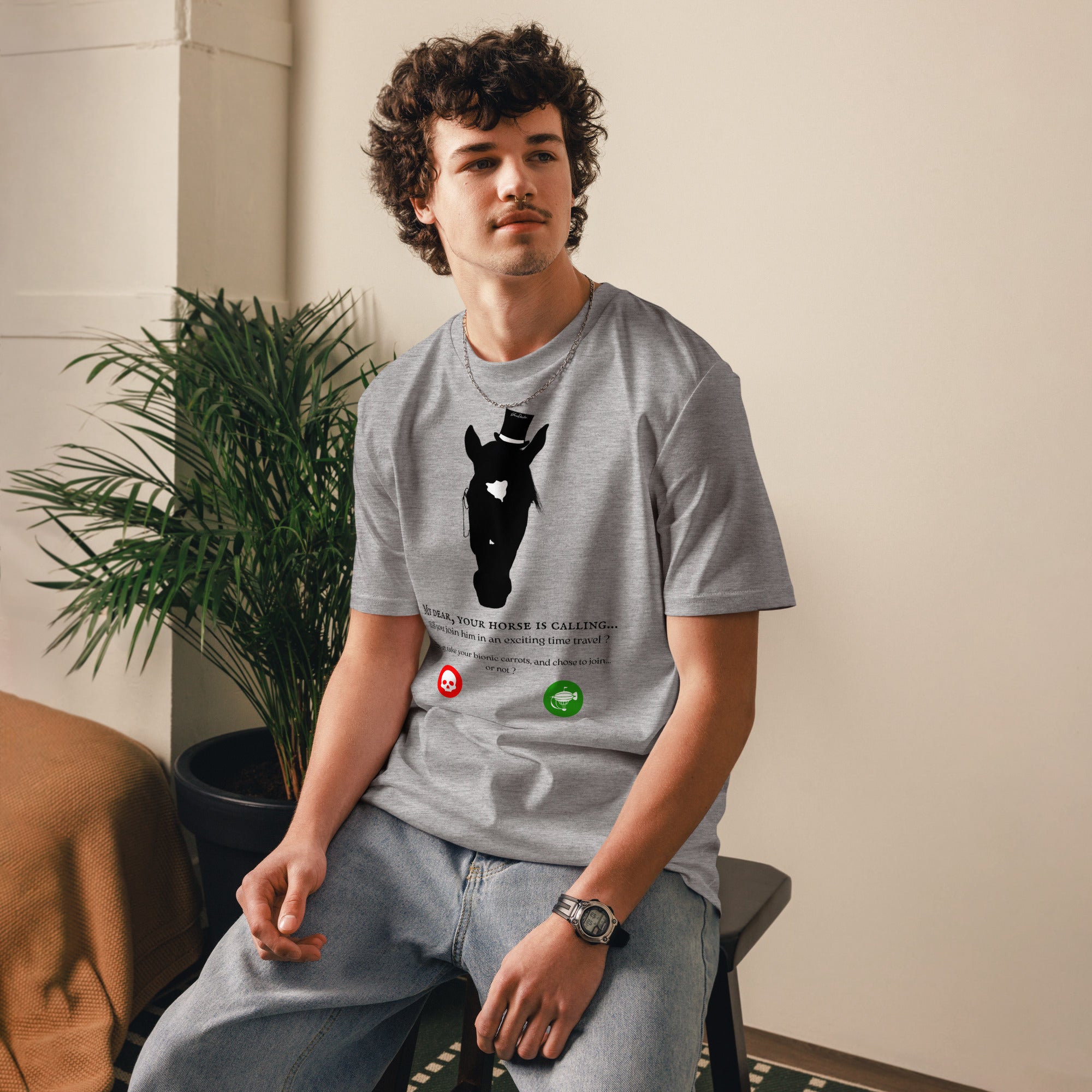 Homme assis portant un t-shirt gris avec un motif de cheval noir et un message humoristique sur le thème du voyage dans le temps