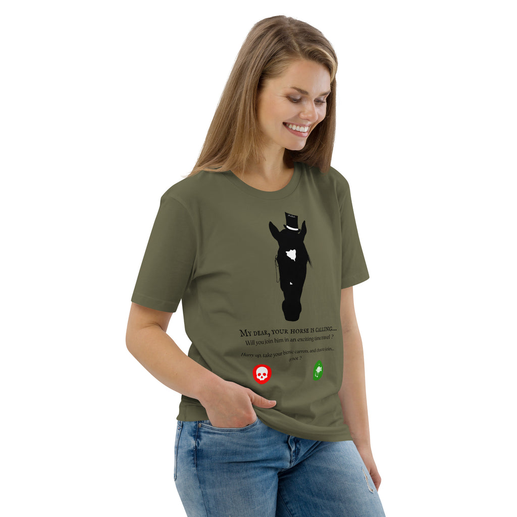 Vue de face d'une femme portant un t-shirt kaki avec un cheval stylisé et un message humoristique sur le thème du voyage dans le temps