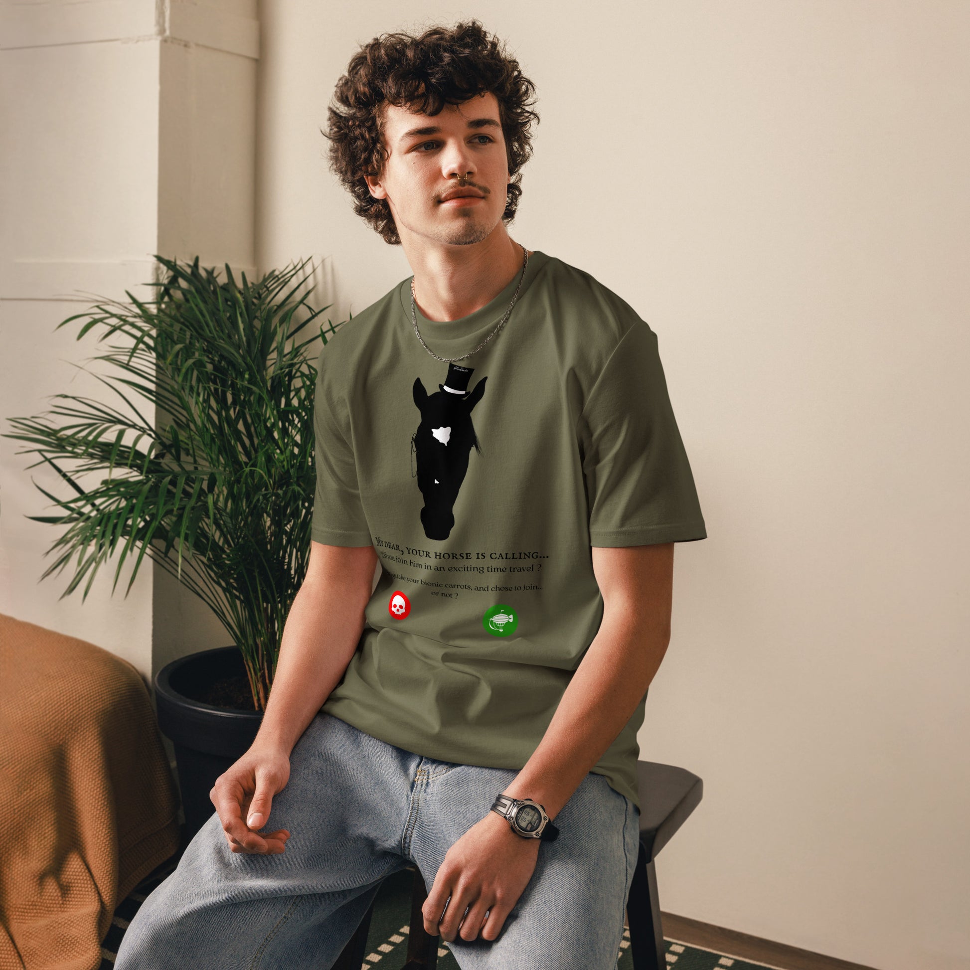 Homme assis portant un t-shirt kaki avec un motif de cheval noir et un message humoristique sur le thème du voyage dans le temps