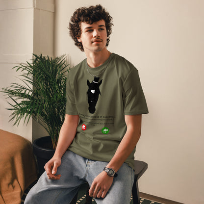 Homme assis portant un t-shirt kaki avec un motif de cheval noir et un message humoristique sur le thème du voyage dans le temps