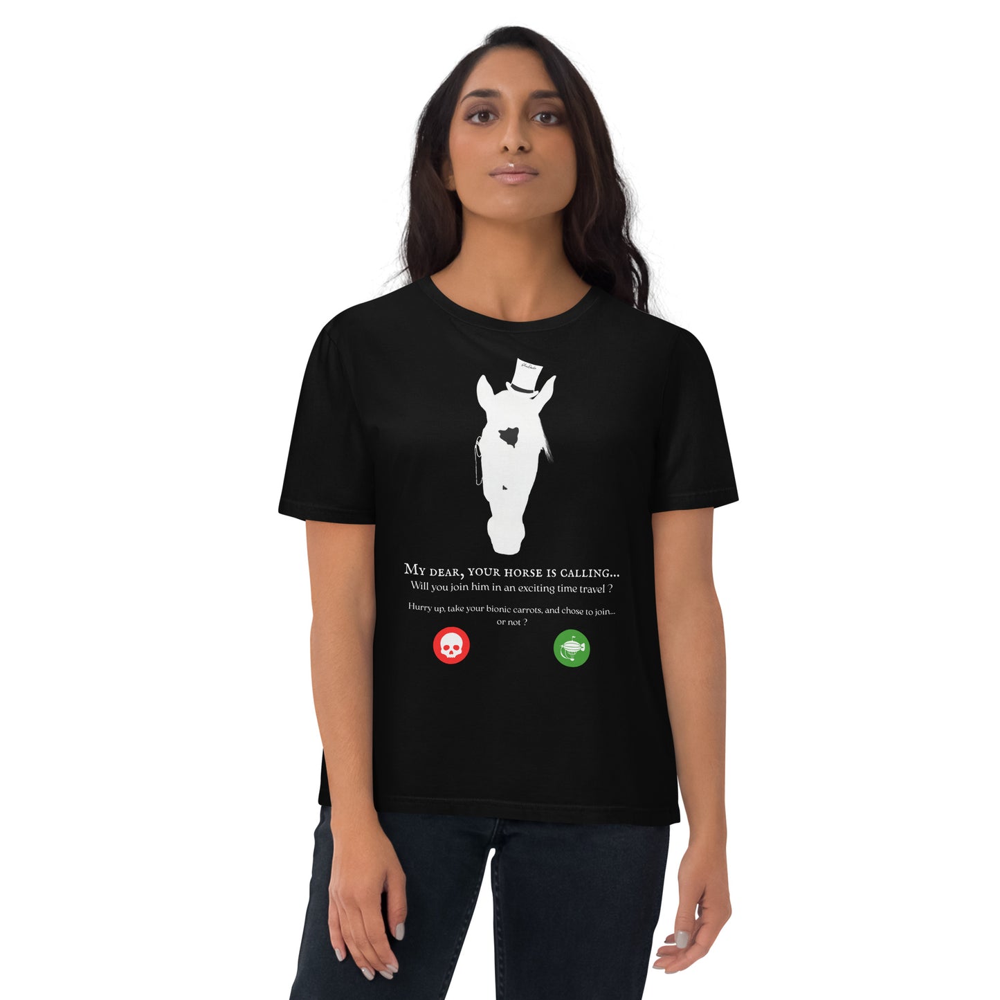 Vue de face d'une femme portant un t-shirt noir avec un cheval stylisé et un message humoristique sur le thème du voyage dans le temps