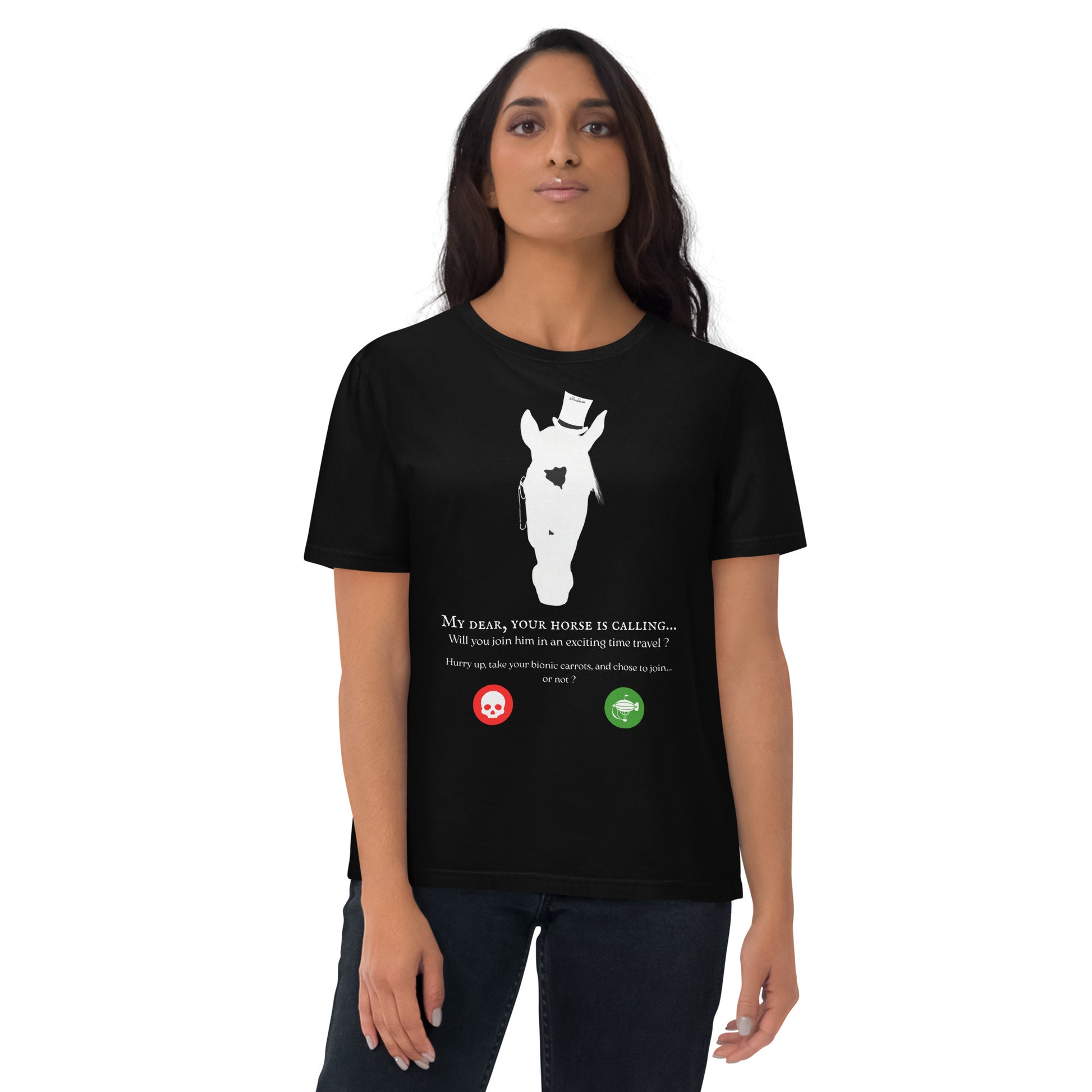 Vue de face d'une femme portant un t-shirt noir avec un cheval stylisé et un message humoristique sur le thème du voyage dans le temps