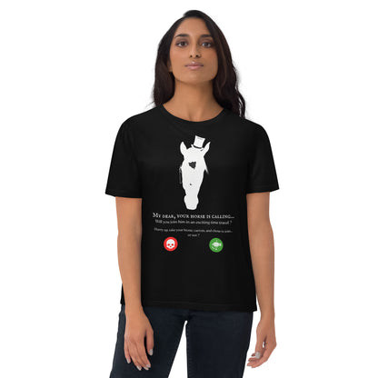 Vue de face d'une femme portant un t-shirt noir avec un cheval stylisé et un message humoristique sur le thème du voyage dans le temps