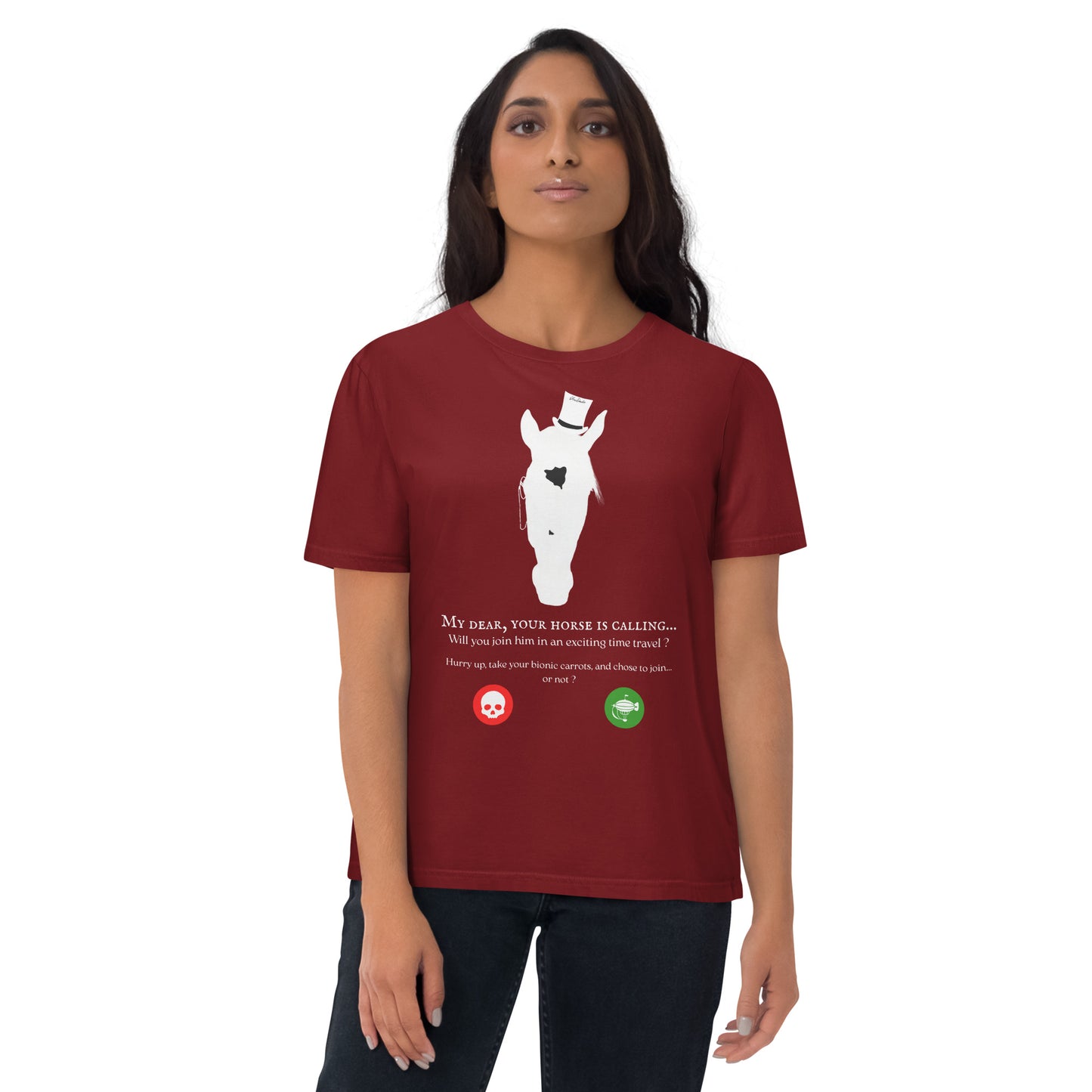 Vue de face d'une femme portant un t-shirt rouge avec un cheval stylisé et un message humoristique sur le thème du voyage dans le temps