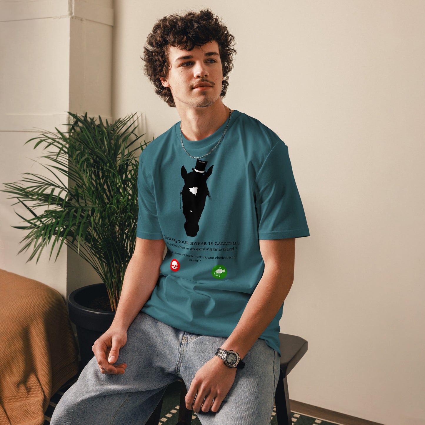 Homme assis portant un t-shirt stargazer avec un motif de cheval noir et un message humoristique sur le thème du voyage dans le temps