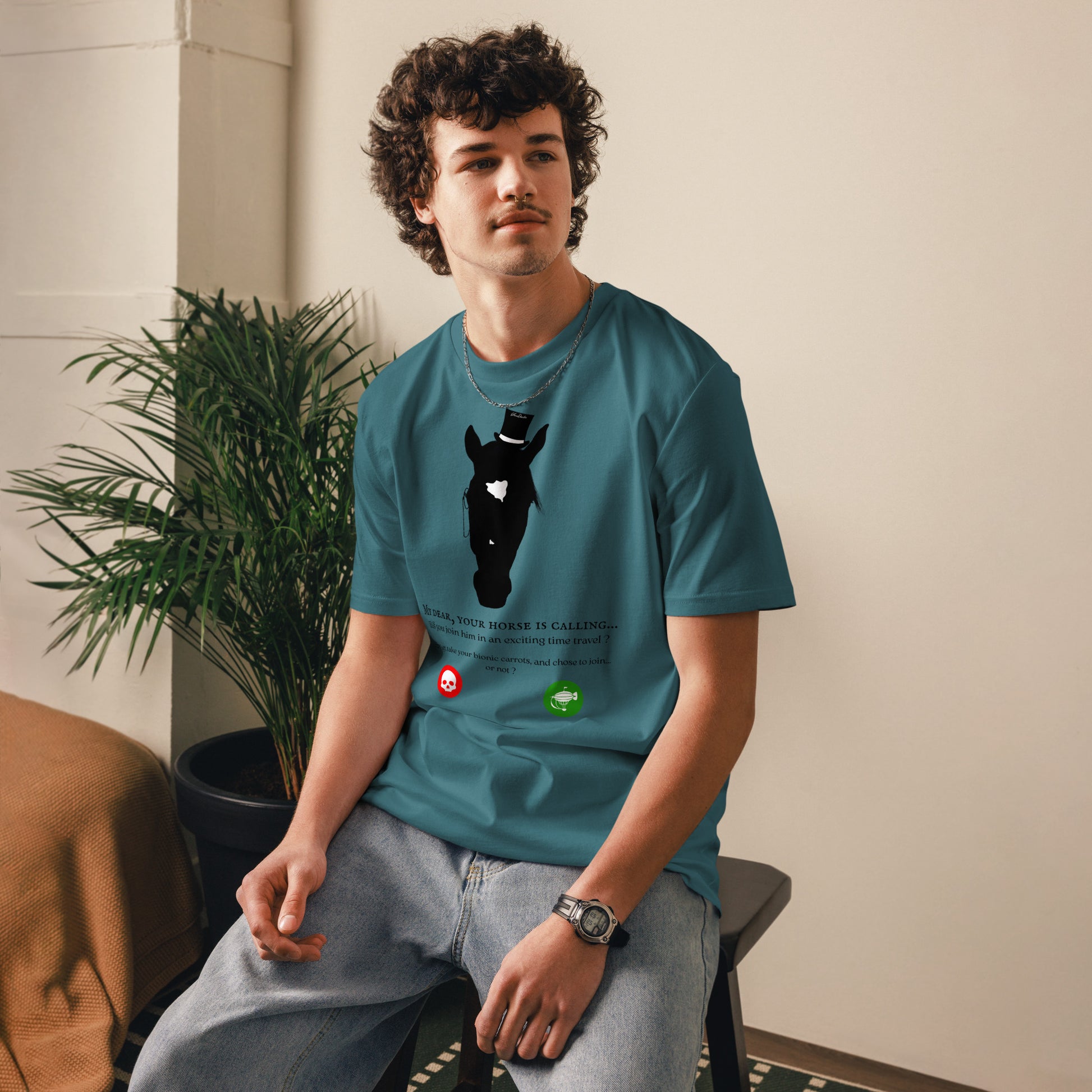 Homme assis portant un t-shirt stargazer avec un motif de cheval noir et un message humoristique sur le thème du voyage dans le temps