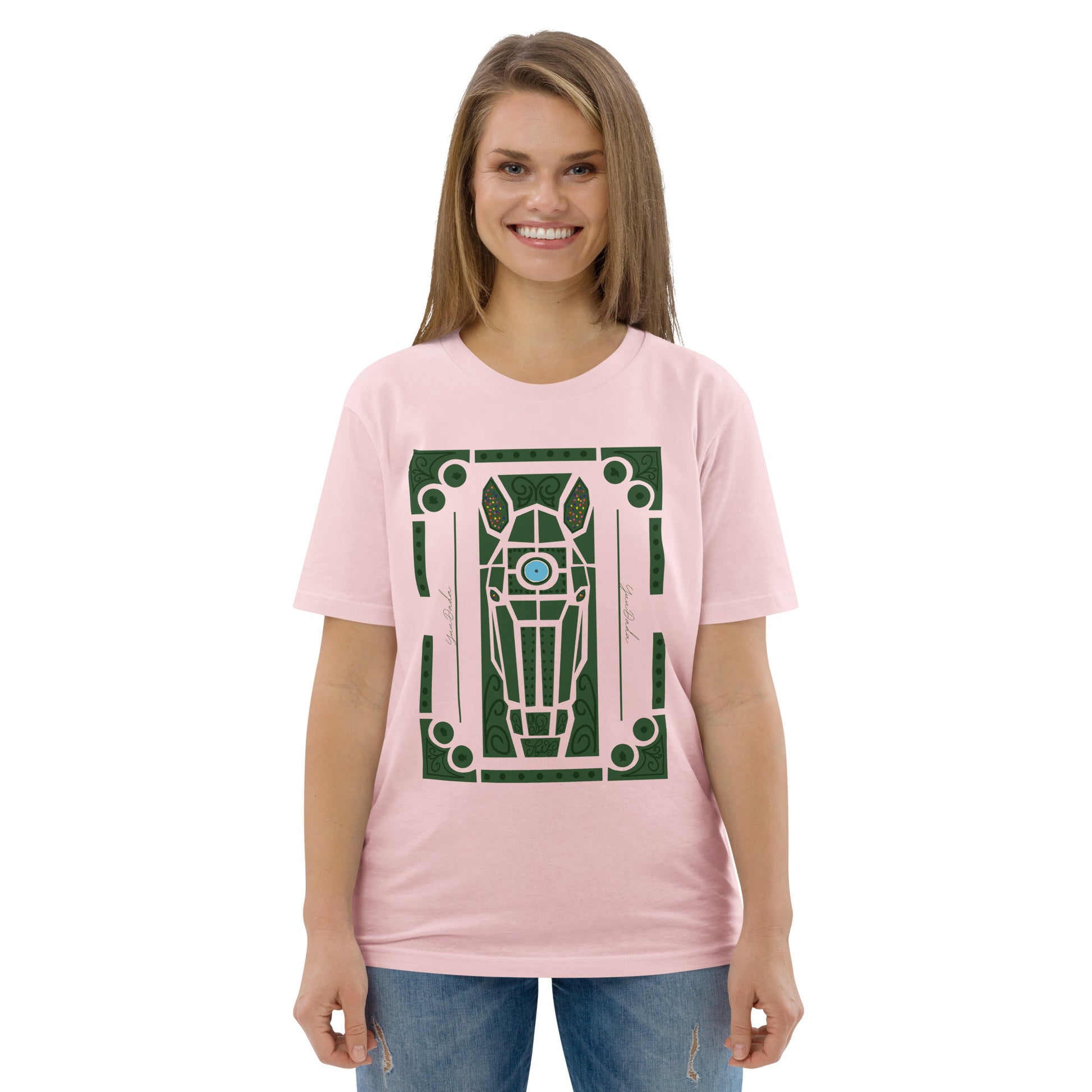 Tshirt rose en coton bio avec motif de tête de cheval dessiné par les buissons des jardins à la française, porté par une femme et vu de face