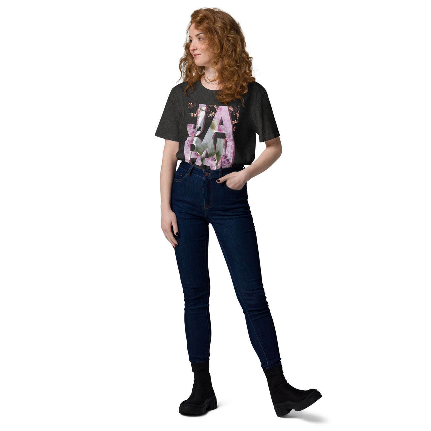 Vue entière d’une femme portant un t-shirt gris avec le mot "JAPAN" et un cheval incrusté dans le design floral rose – collection YuuDada