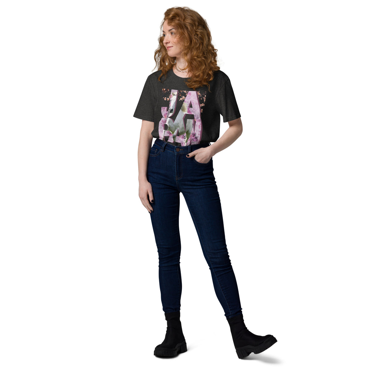 Vue entière d’une femme portant un t-shirt gris avec le mot "JAPAN" et un cheval incrusté dans le design floral rose – collection YuuDada