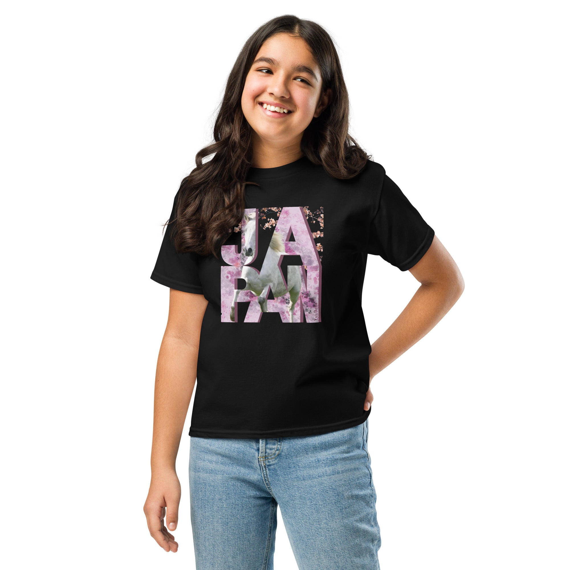Tshirt noir avec motif cheval et cerisier japonais porté par une adolescente