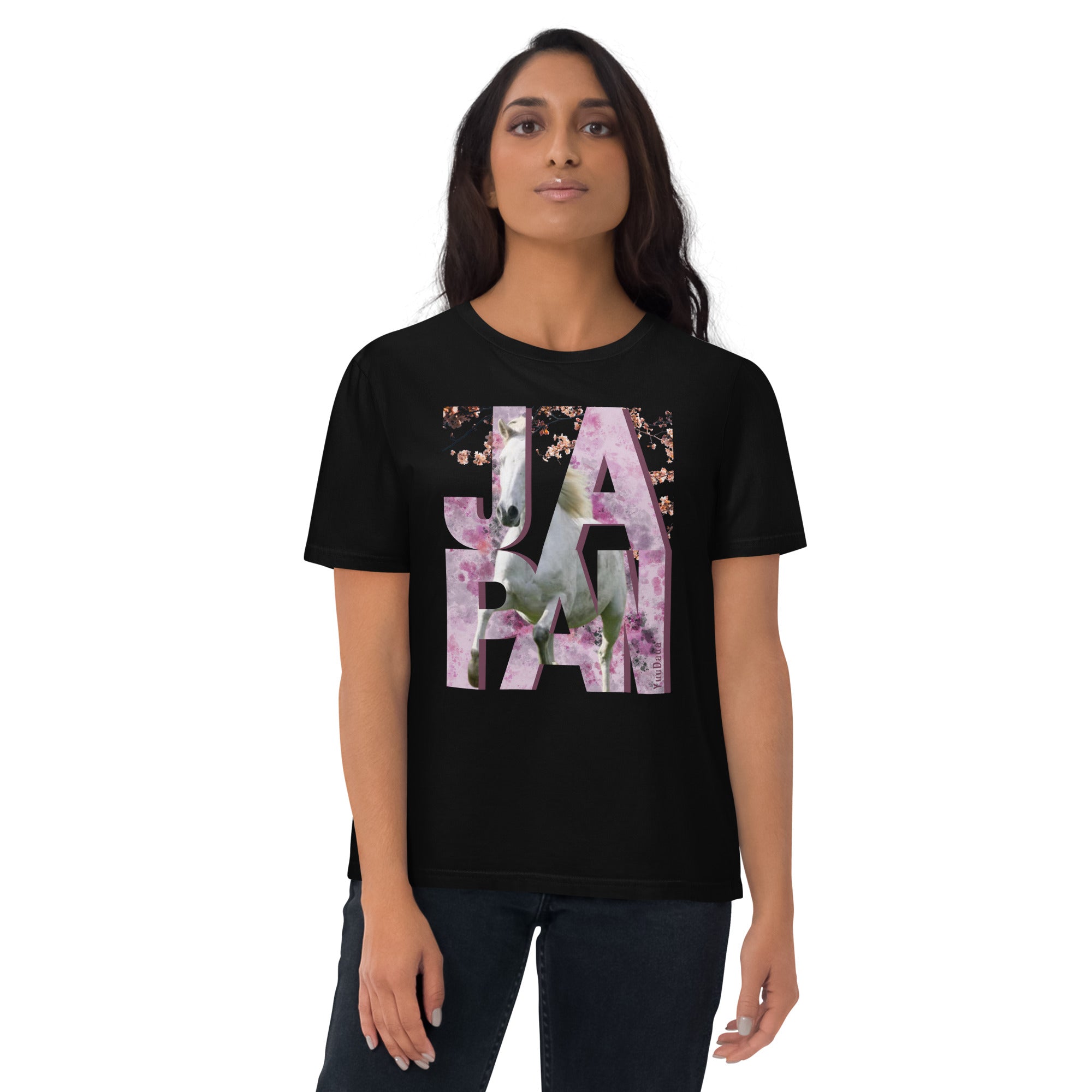 Femme de face portant un t-shirt noir orné d’un visuel rose avec des lettres "JAPAN" et un cheval intégré dans le design – collection YuuDada