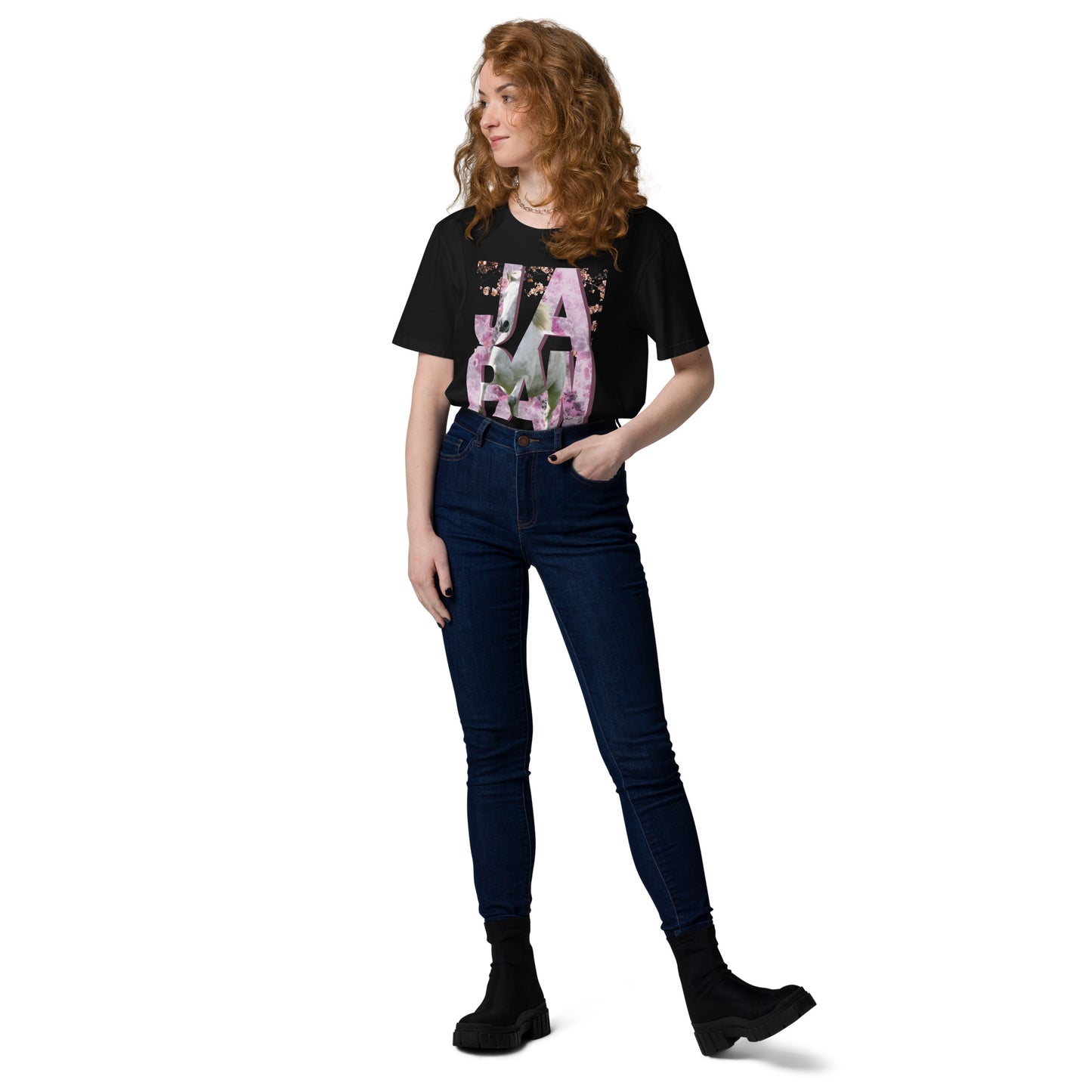 Vue entière d’une femme portant un t-shirt blanc avec le mot "JAPAN" et un cheval incrusté dans le design floral rose – collection YuuDada