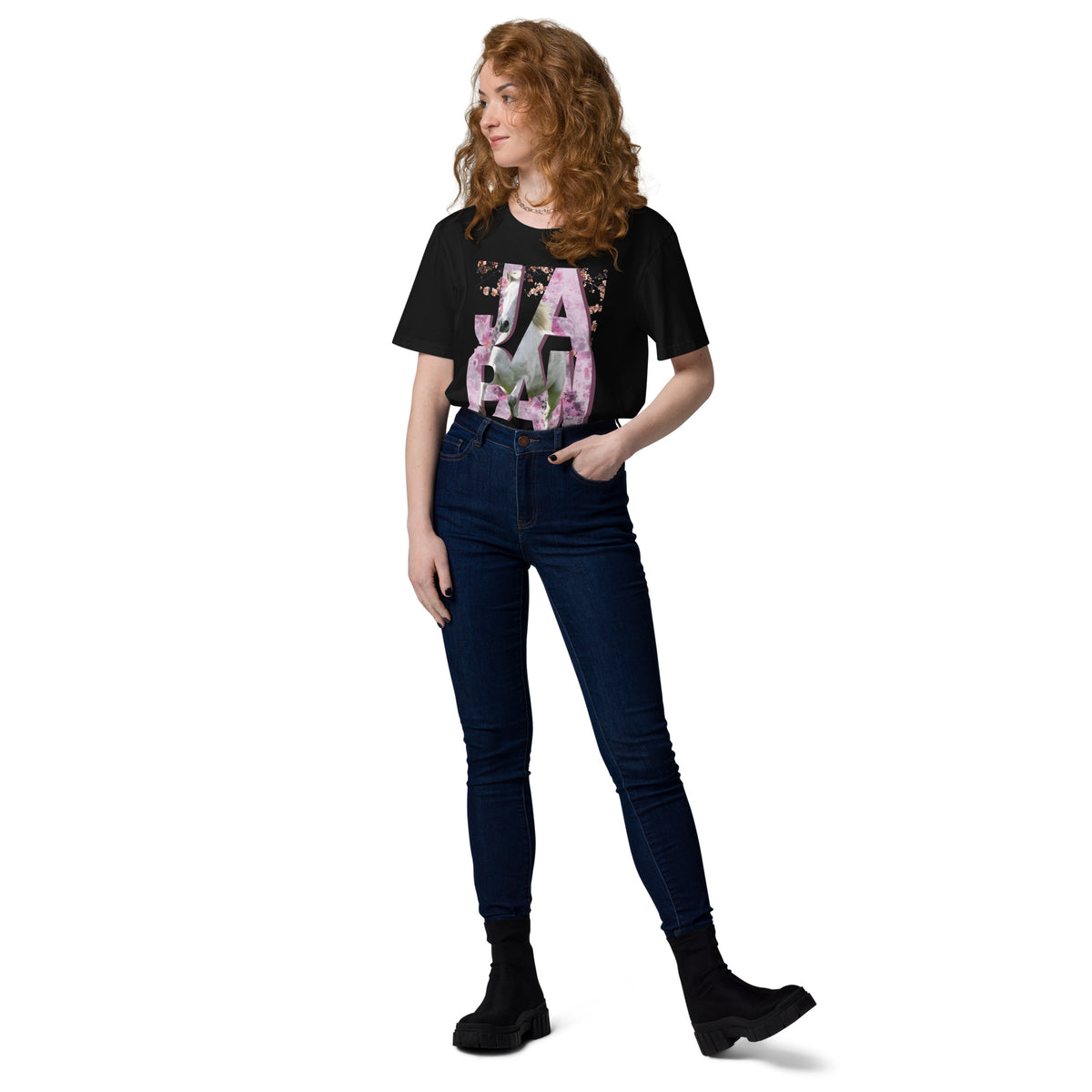 Vue entière d’une femme portant un t-shirt blanc avec le mot "JAPAN" et un cheval incrusté dans le design floral rose – collection YuuDada