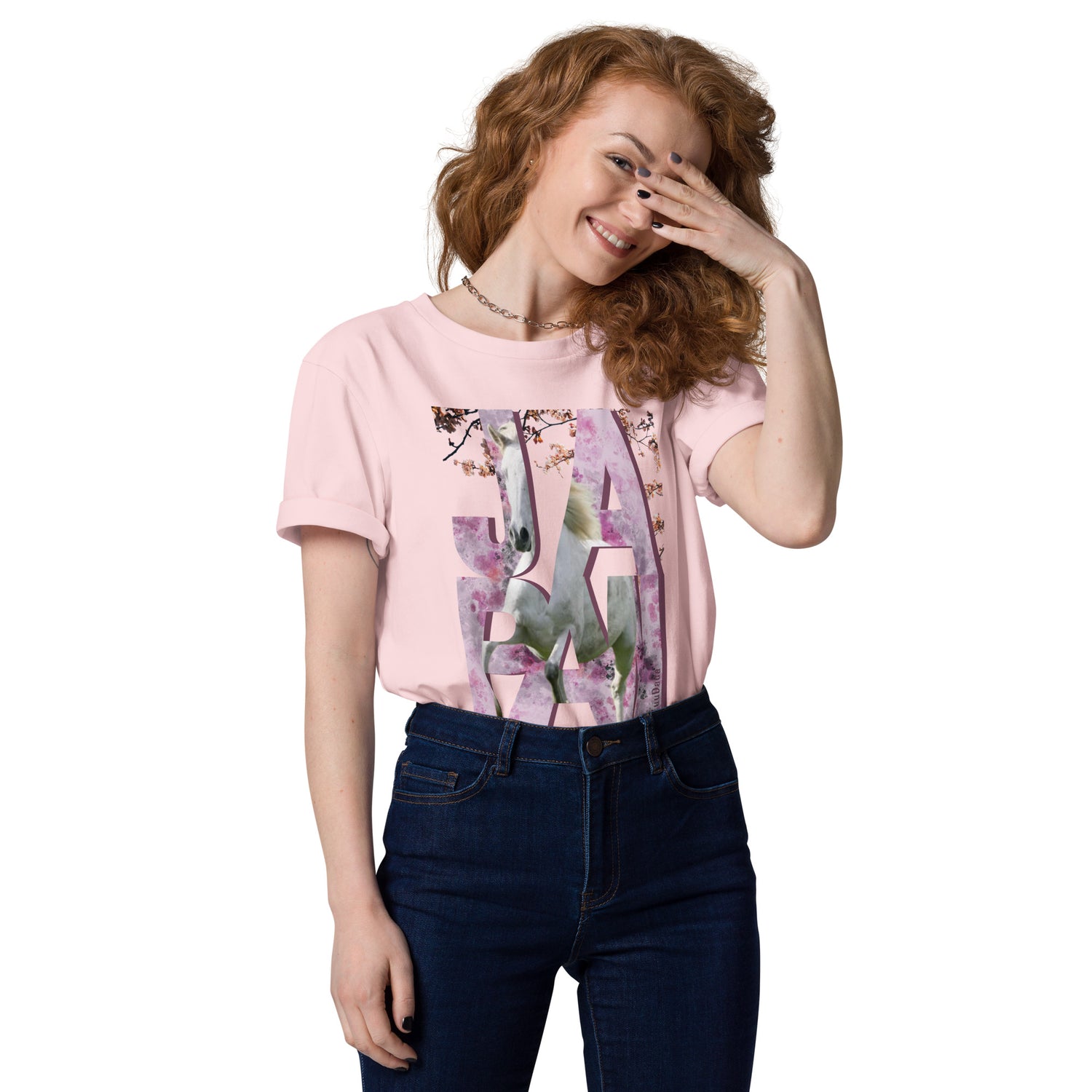 Femme souriante portant un t-shirt rose orné d’un visuel rose avec des lettres "JAPAN" et un cheval intégré dans le design – collection YuuDada