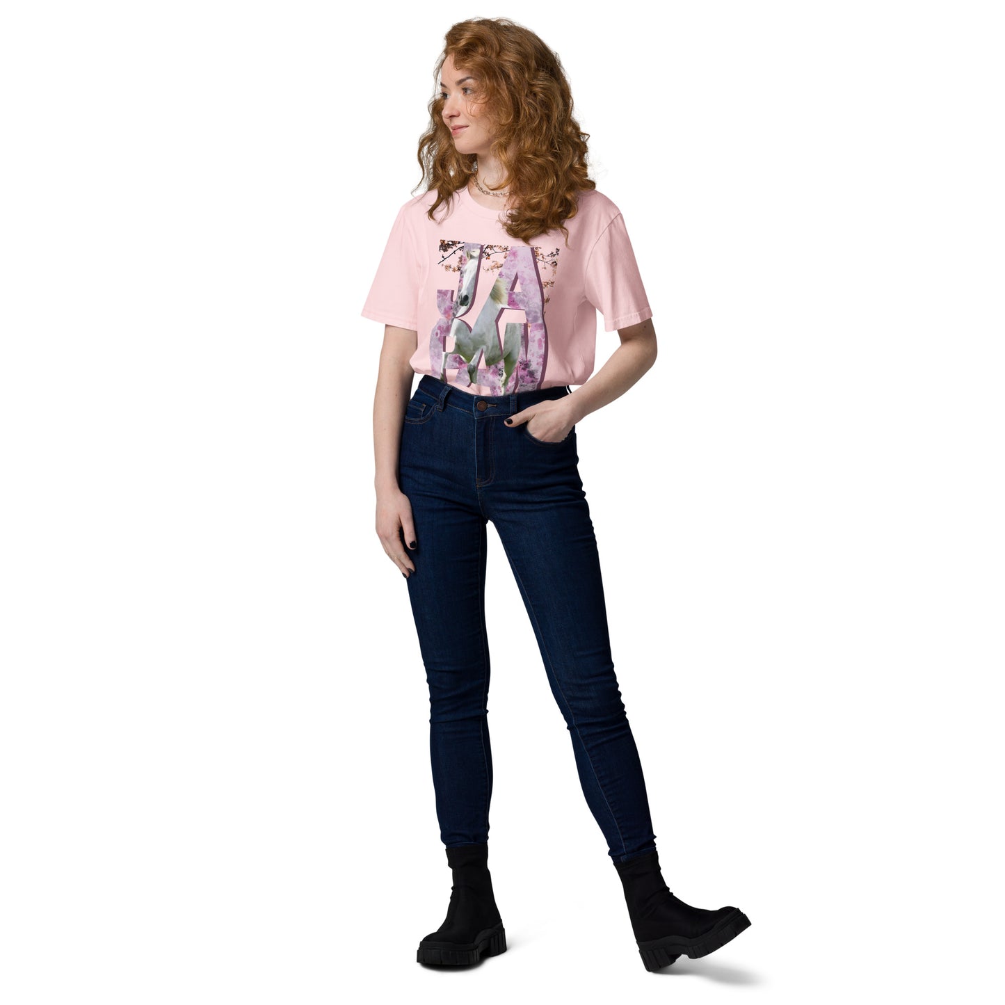 Vue entière d’une femme portant un t-shirt rose avec le mot "JAPAN" et un cheval incrusté dans le design floral rose – collection YuuDada