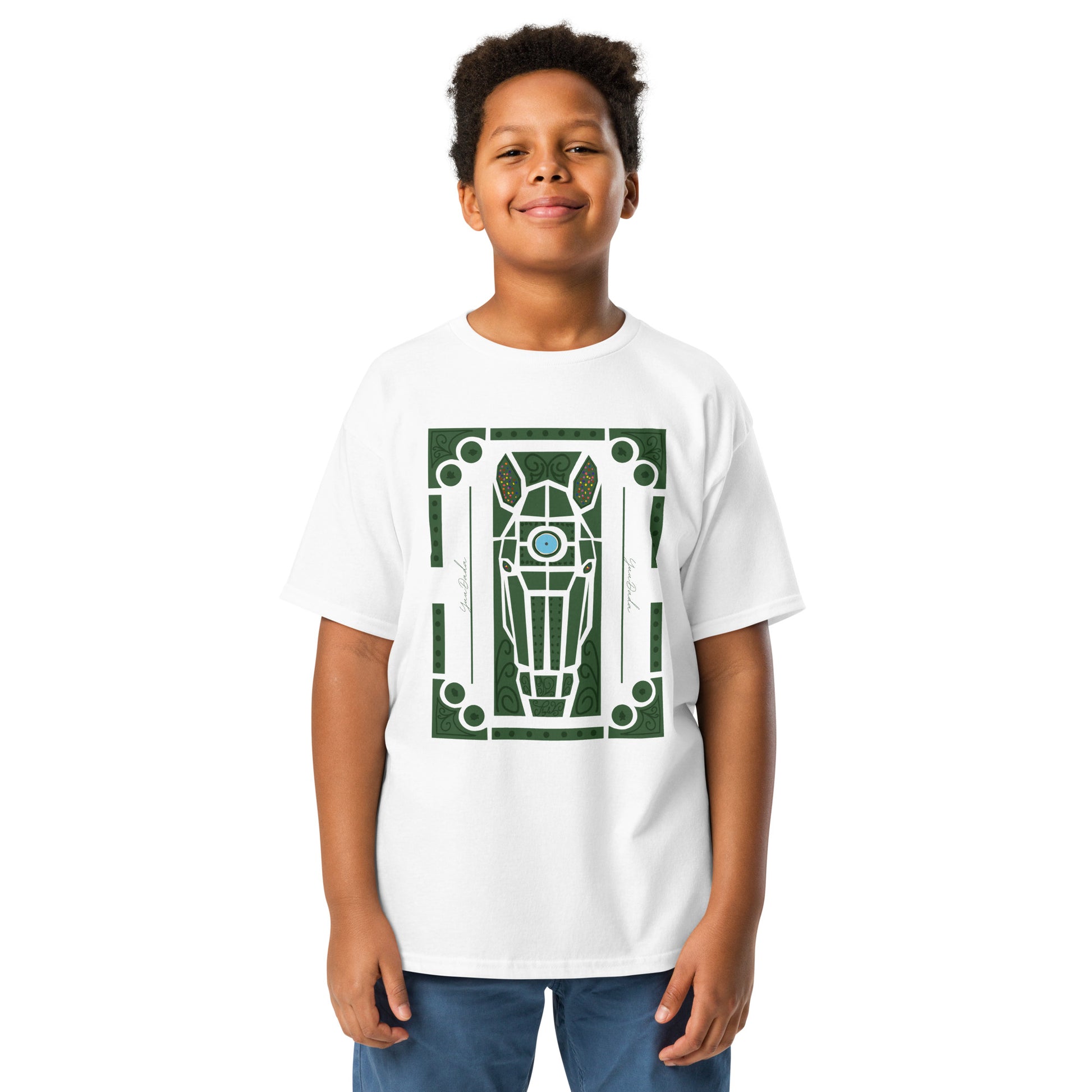 Tshirt blanc avec motif cheval dans les jardins de Versailles porté par un garçon