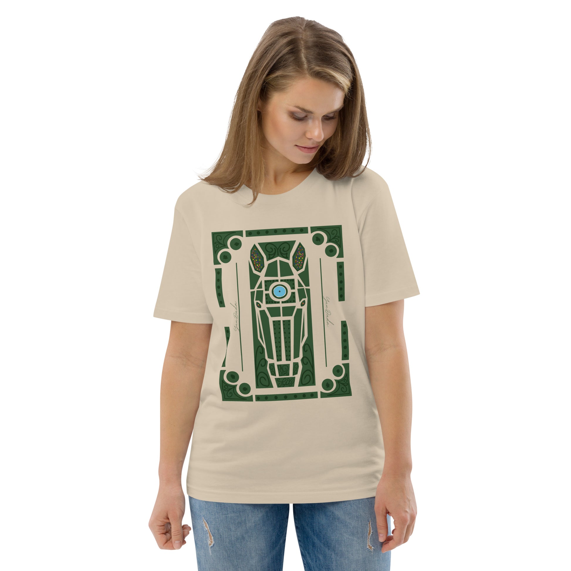 Tshirt beige en coton bio avec motif de tête de cheval dans les jardins à la française, porté par une femme et vu de face