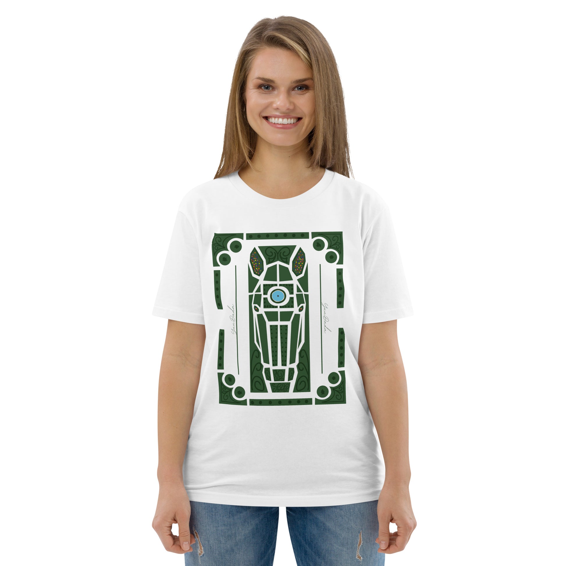 Tshirt blanc en coton bio avec motif de tête de cheval dans les jardins à la française, porté par une femme et vu de face