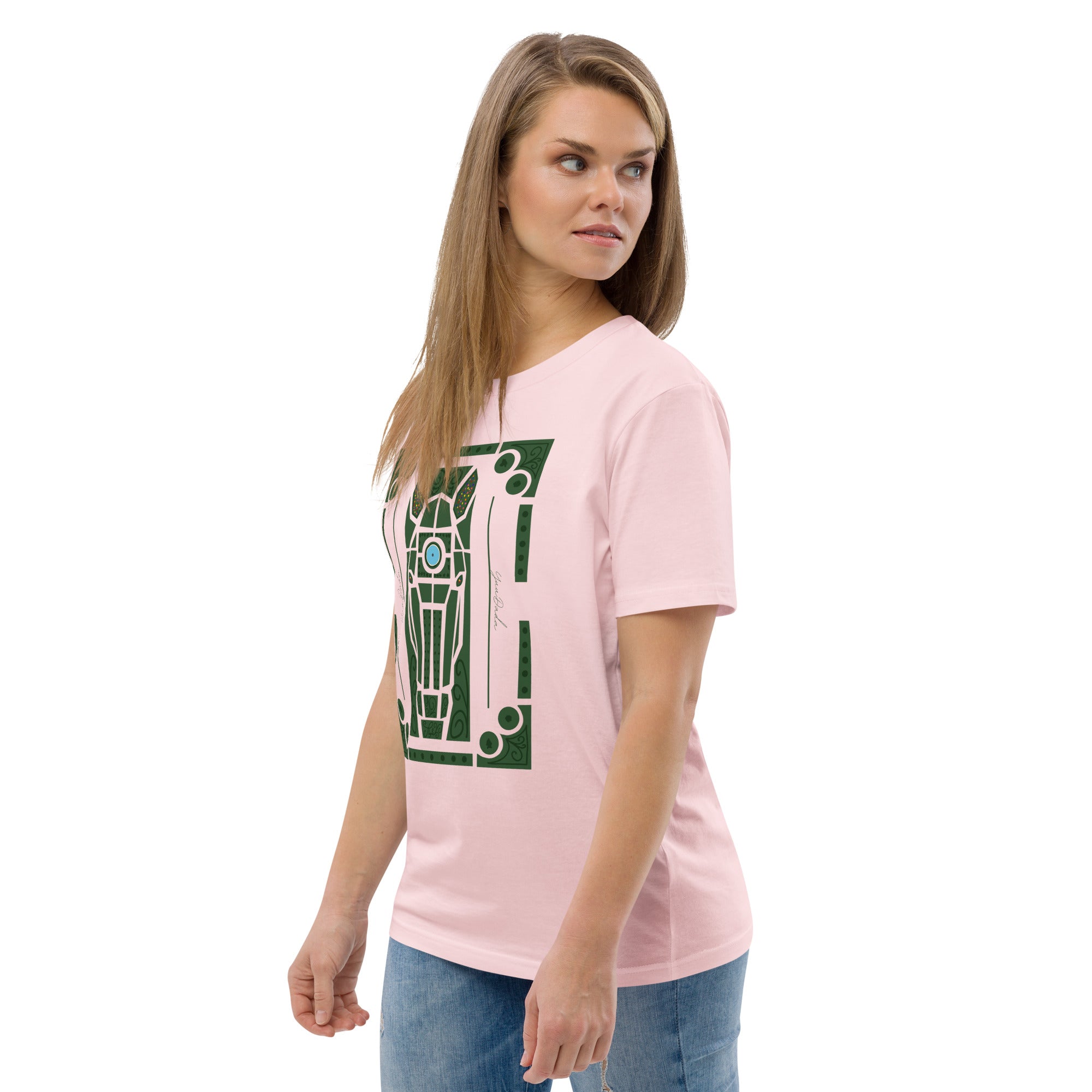 Tshirt rose en coton bio avec motif de tête de cheval dans les jardins à la française, vu de profil et porté par une femme